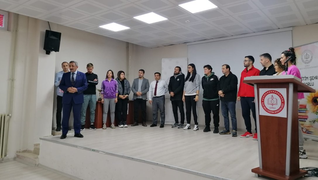 İlçe Milli Eğitim Müdürü Hüseyin Erdoğan 24 Kasım Öğretmenler Günü Etkinlikleri Kapsamında Spor Müsabakalarında Dereceye Giren Öğretmenlere Madalyalarını Takdim Etti
