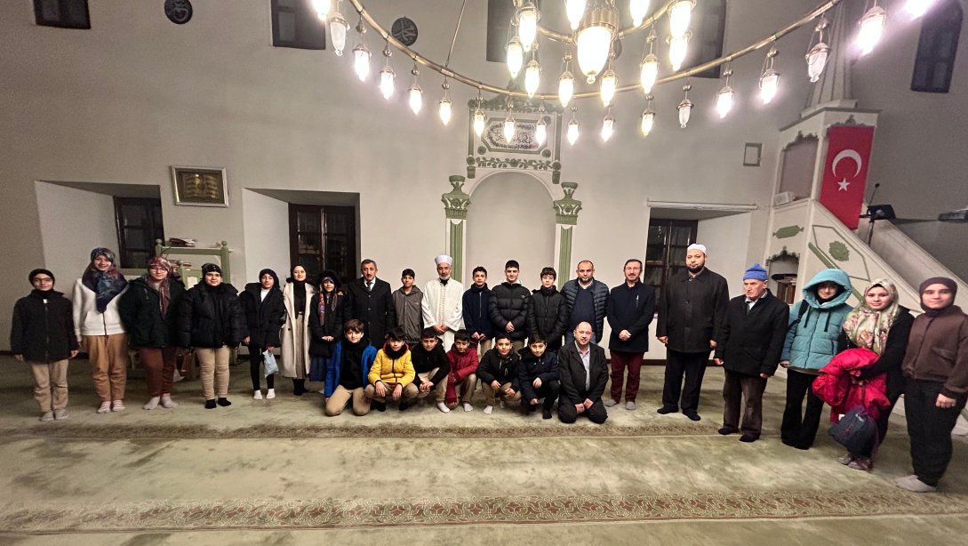 Yavuz Sultan Selim Ortaokulu Öğrencileri Geleneksel Sabah Namazı Buluşmalarında Fatih Camiinde Bir Araya Geldi