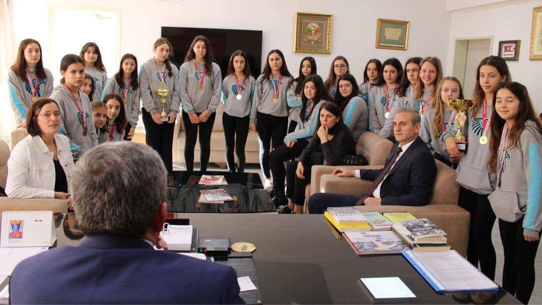 İlçe Milli Eğitim Müdürü Hüseyin Erdoğan Şahinler Ortaokulu Voleybol Takımlarını Kabul Etti