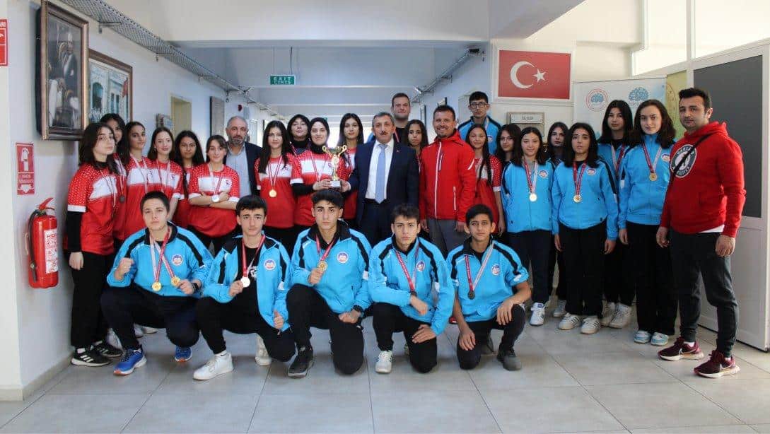 İlçe Milli Eğitim Müdürü Hüseyin Erdoğan Çorlu Lisesi Sporcularını Kabul Etti 