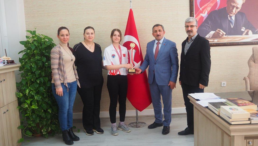 İlçe Milli Eğitim Müdürü Hüseyin Erdoğan Yıldızlar Satranç Şampiyonasında Türkiye 3.sü Olan Öğrencimiz Duru Kurnaz'ı Kabul Etti