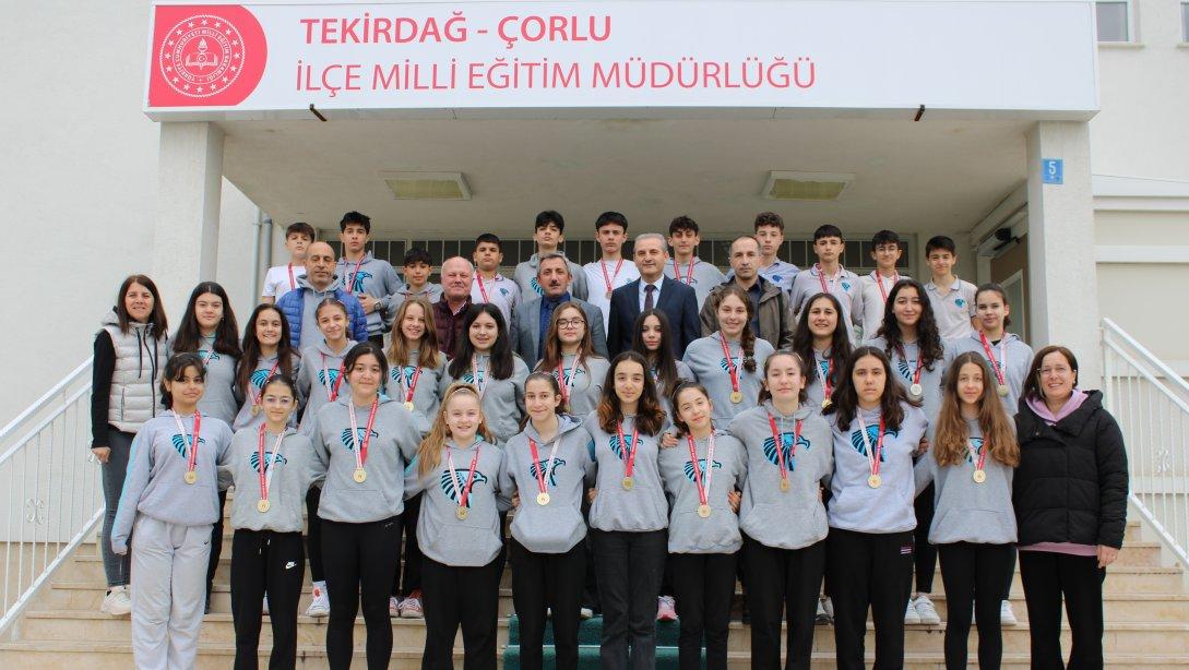 İlçe Milli Eğitim Müdürü Hüseyin Erdoğan Şahinler Ortaokulu Sporcularını Kabul Etti