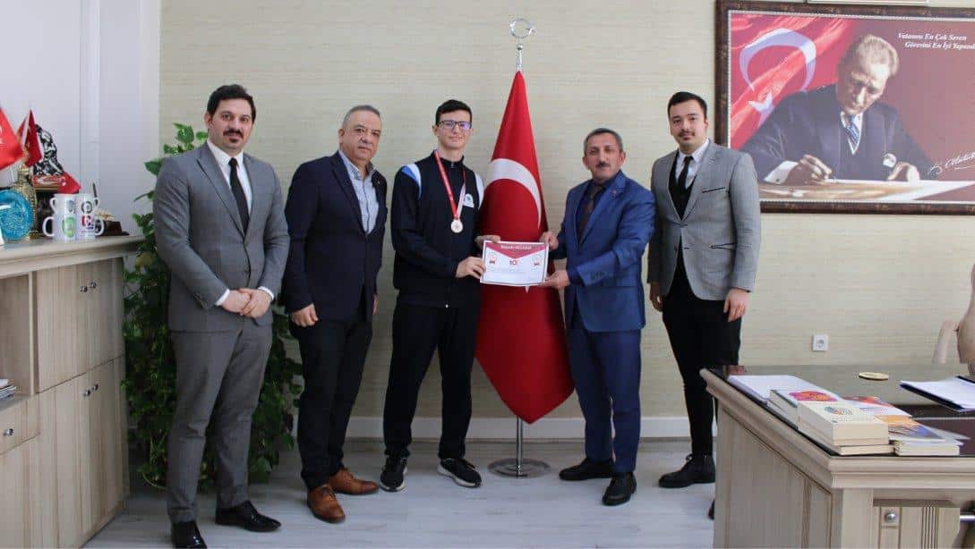 Topkapı Sur Okulları Sporcu ve Yöneticileri İlçe Milli Eğitim Müdürü Hüseyin Erdoğan'ı Ziyaret Ettiler