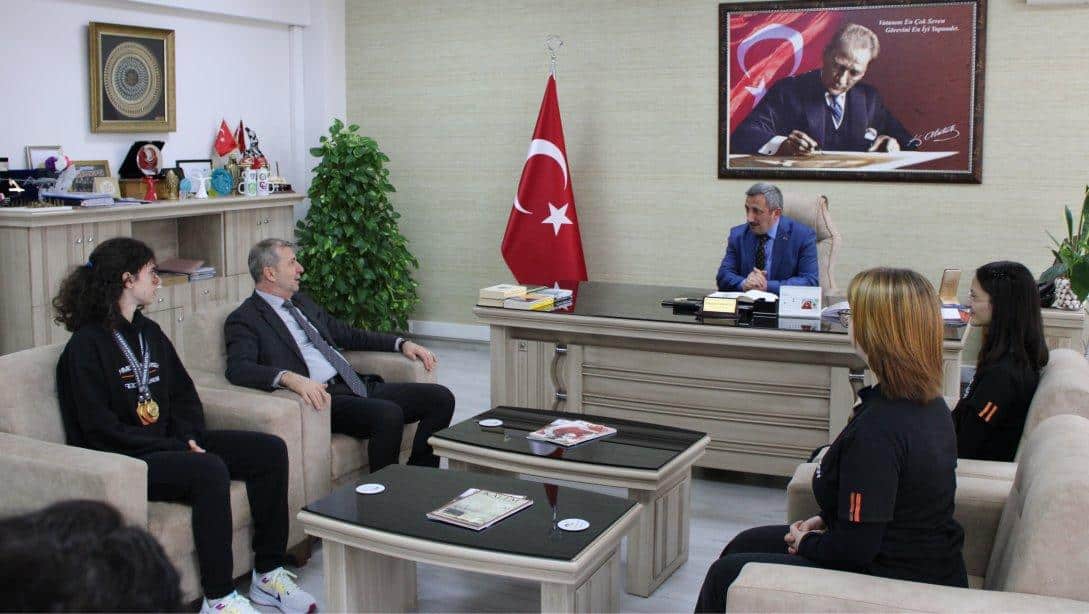 İlçe Milli Eğitim Müdürü Hüseyin Erdoğan Mehmet Akif Ersoy Anadolu Lisesi Öğretmen ve Öğrencilerini Kabul Etti