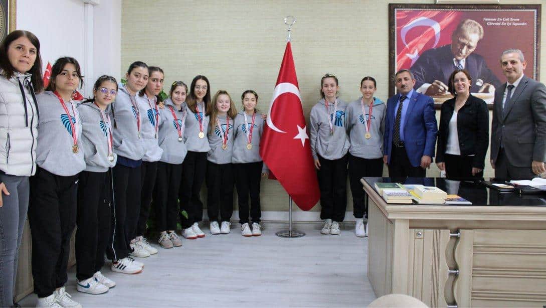 İlçe Milli Eğitim Müdürü Hüseyin Erdoğan Büyük Başarı Gösteren Şahinler Ortaokulu Küçük Kızlar Voleybol Takımını Kabul Etti
