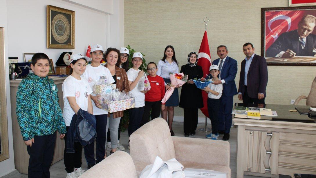 İlçe Milli Eğitim Müdürü Hüseyin Erdoğan Cumhuriyet Ortaokulu Harezmi Ekibini Kabul Etti