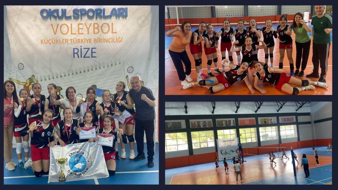 Şahinler Ortaokulu Küçük Kızlar Voleybol Takımı Türkiye Şampiyonu