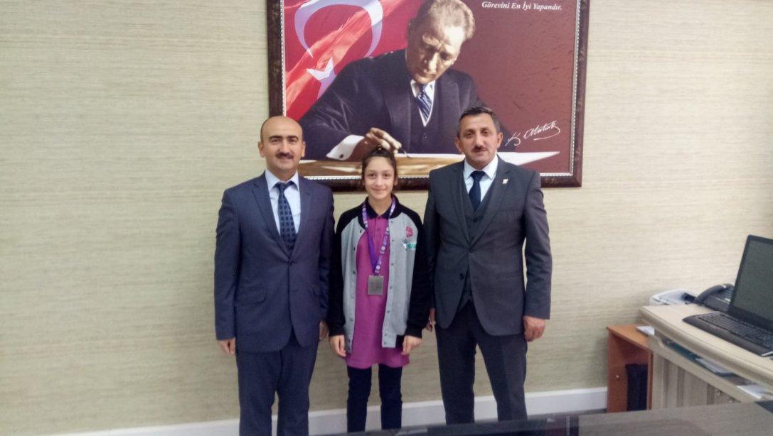 İlçe Milli Eğitim Müdürümüz Sayın Hüseyin ERDOĞAN Dünya Muaythai Şampiyonasında ikinci olan öğrencimiz Serra Ecrin Sönmez'i Makamında kabul etti. 