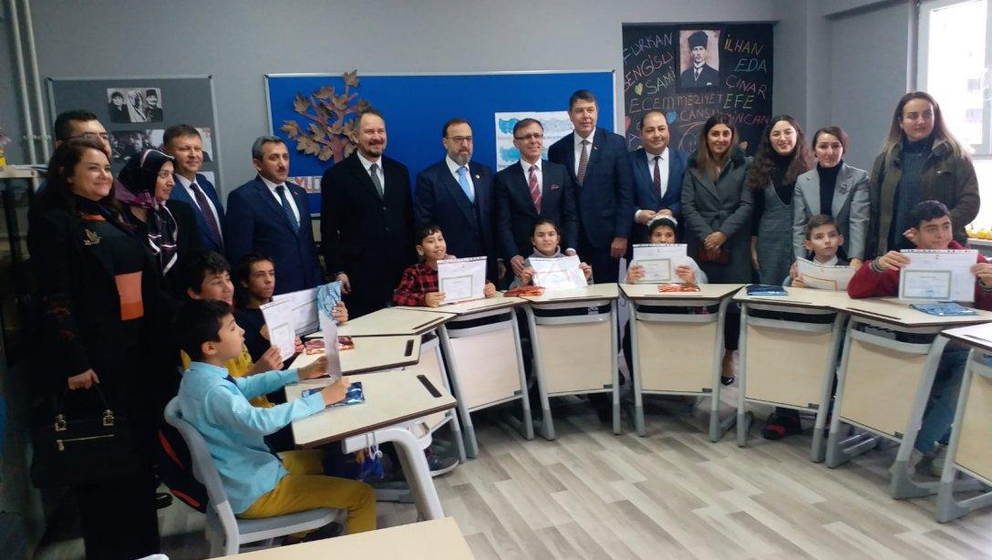Abdülhamit Han Ortaokulu Öğrencileri Karnelerini Tekirdağ Millet Vekili Sayın Mustafa YEL'den Aldılar.