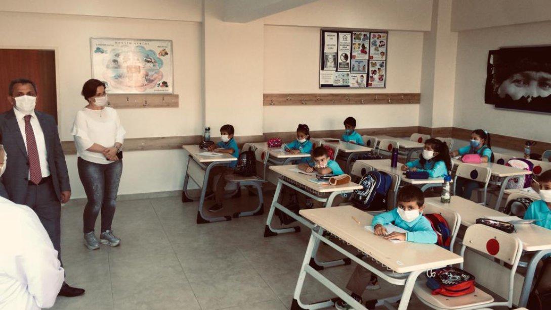 İlçe Milli Eğitim Müdürü Sayın Hüseyin Erdoğan Vali Şenol Engin İlkokulunu Ziyaret Etti.