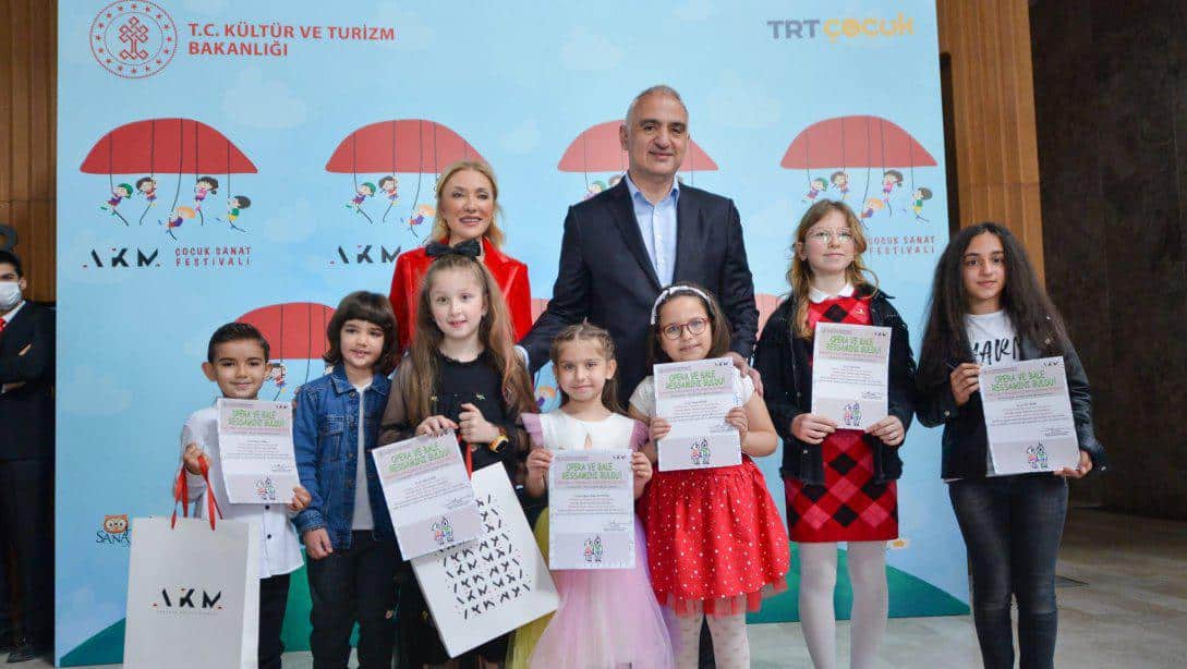 Yavuz Sultan Selim Ortaokulu Öğrencisi Elif Özer İstanbul Devlet Opera ve Balesi Müdürlüğünce Düzenlenen Resim Yarışmasında Kazandığı Mansiyon Ödülünü Kültür ve Turizm Bakanı  Mehmet Nuri Ersoy'dan Aldı