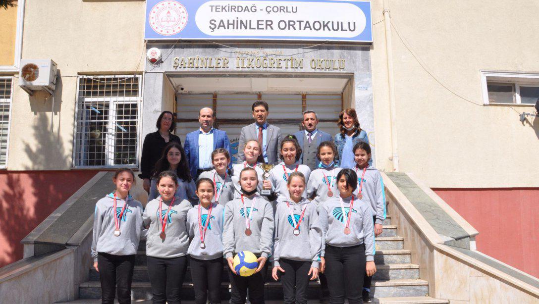 İl Millî Eğitim Müdürü Ersan Ulusan Voleybolda Türkiye Üçüncüsü Olan Şahinler Ortaokulunu Ziyaret Etti