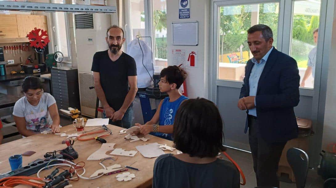 İlçe Milli Eğitim Müdürümüz Hüseyin Erdoğan Abdulhamit Han Ortaokulunda Açılan Ahşap ve Metal Atölyesinde İncelemelerde Bulundu. 