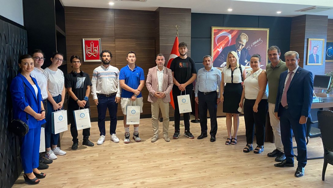 Çorlu Kaymakamı Mustafa Eldivan İlçemizden YKS'de İlk 1000'e Giren Öğrencileri Makamında Kabul Etti