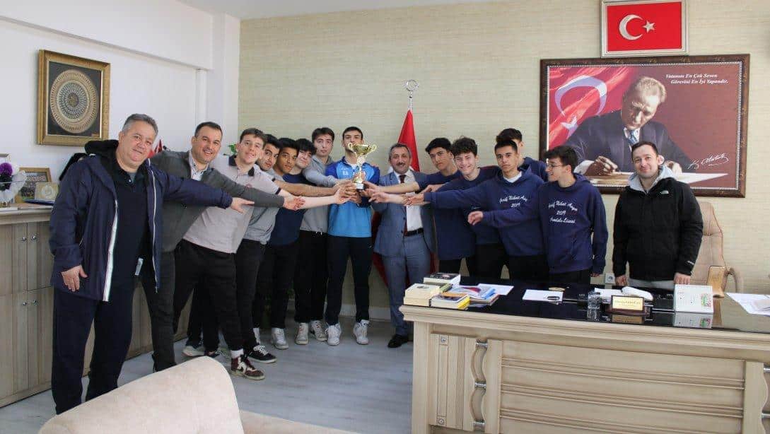 İlçe Milli Eğitim Müdürü Hüseyin Erdoğan Arif Nihat Asya Anadolu Lisesi Futsal Takımını Kabul Etti