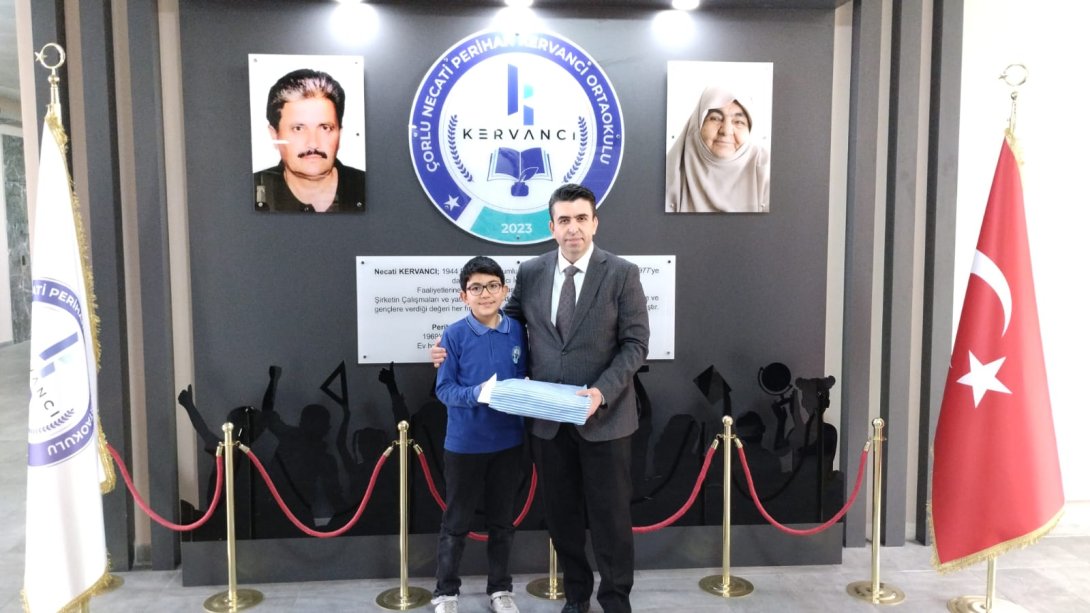 Çorlu Kaymakamı Murat Eren İstiklal Marşı'nı Güzel Okuma Yarışmasında İl Birincisi Olan Abdullah Enes Torun'u Ödüllendirdi