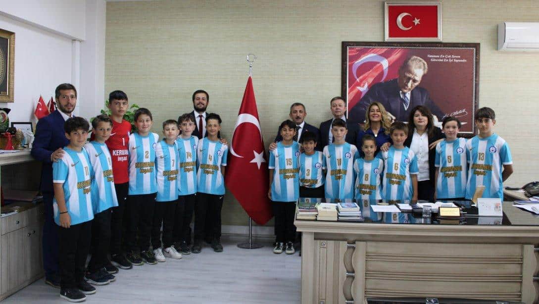 İlçe Milli Eğitim Müdürü Hüseyin Erdoğan Necati Perihan Kervancı Ortaokulu Sporcularını Kabul Etti