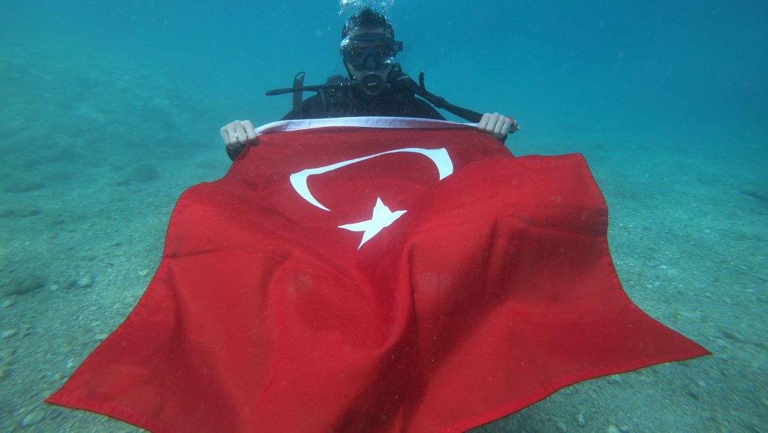 Gazi Mustafa Kemal Atatürk Spor Lisesi Öğrencilerinden 19 Mayıs Atatürk'ü Anma, Gençlik ve Spor Bayramının 105. Yıl Dönümünde Su Altı Dalışı